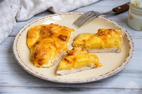 Apvoliotas ir keptas kalakutienos kepsnys su sūriu