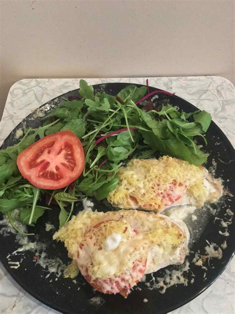 Kalakutienos kepsniai su sūriu ir daržovėmis lėkštėje