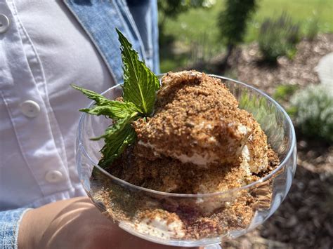 Sluoksniuoto deserto su ruginės duonos trupiniais pavyzdys