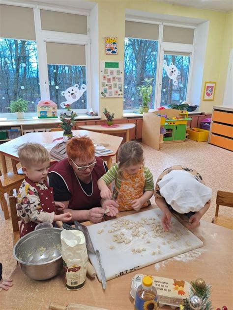 Vaikai kepa picą
