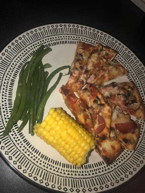 Įvairios picos su skirtingais ingredientais