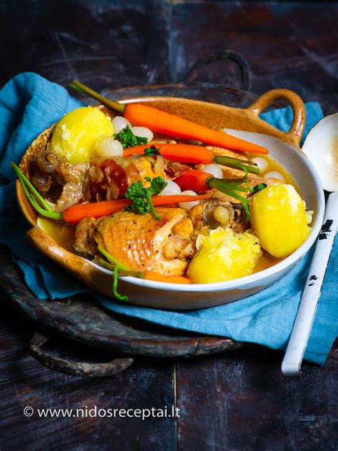 Vyne troškintas viščiukas Coq au Vin lėkštėje