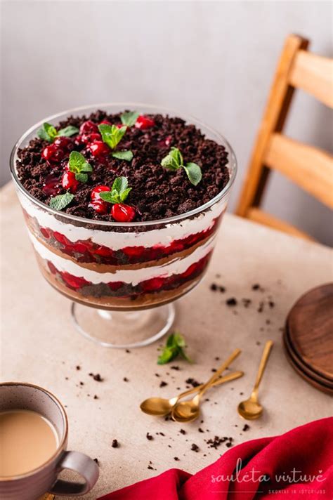 sluoksniuotas desertas su maskarpone ir vyšniomis