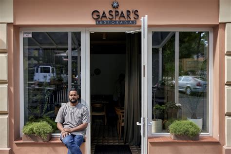 Restorano šefas gaminantis tempurą
