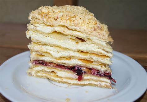 Uždengtas Napoleono tortas šaldytuve, skirtas brandinimui