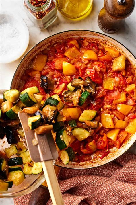 Įdarytų cukinijų laivelių ir ratatouille troškinio nuotrauka