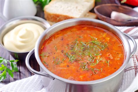 Charčio sriuba su žalumynais patiekimo lėkštėje