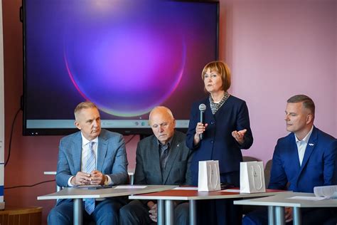 Grupė besišypsančių verslo moterų susitikime