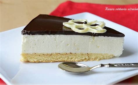 Tortas be kepimo su šokoladiniu glajumi