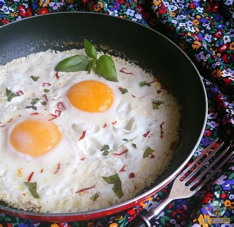 Tvarkingai kepti kiaušiniai keptuvėje su actu