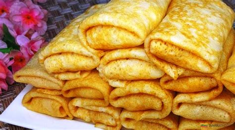 Lietinių blynų su dešrelėmis patiekimas