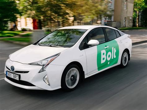 Bolt taksi automobilis mieste