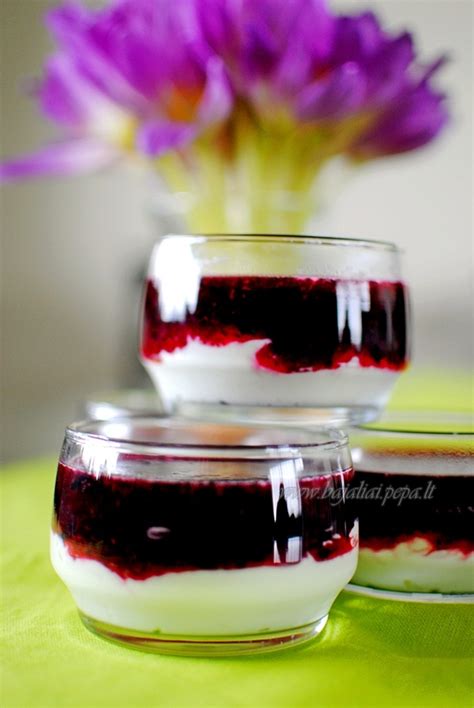 Sluoksniuotas varškės desertas su želė