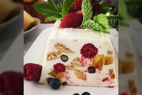 Varškės desertas su sausainiais ir uogomis