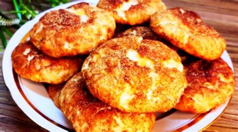 Boorsok kepiniai, patiekiami su arbata