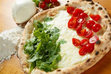 Šviežiai iškepta itališka pica
