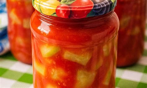 Kaukazo slyvos su cukinijomis stiklainiuose