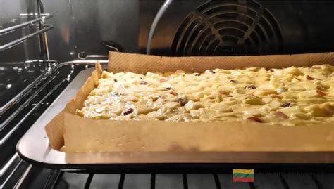 Slyvų galeta ant kepimo skardos