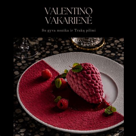 Valentino dienos stalo dekoras su želė tortu ir gėlėmis