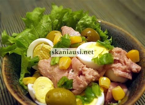 Įvairių patiekalų su menkių kepenėlėmis koliažas