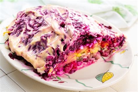 Tradicinės kaimiškos kopūstienės patiekimas