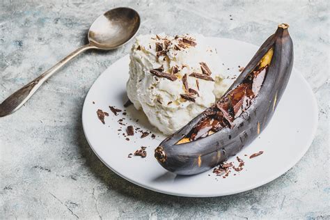 Grilinti bananai su šokoladu ir ledais