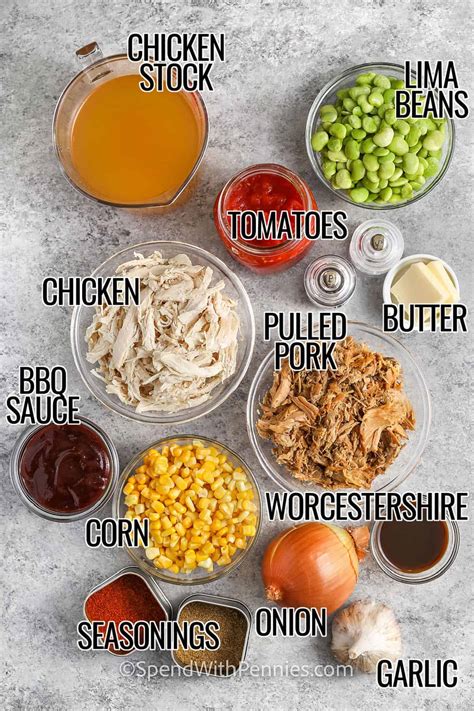 Įvairūs švieži ingredientai: kiauliena, svogūnai, pomidorai, prieskoniai