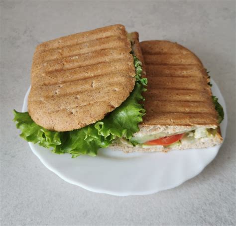 Vegetariškas sumuštinis su humusu ir daržovėmis