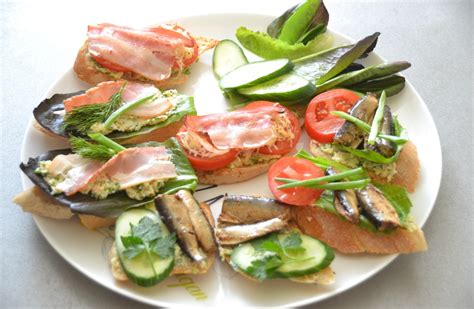 Įvairūs sumuštinių ingredientai