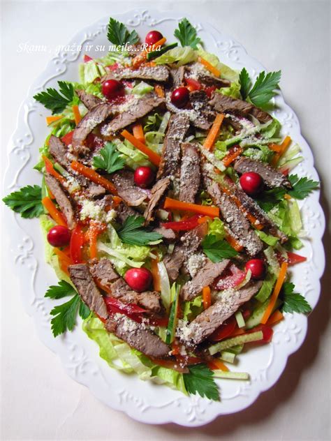 Šiltos daržovių salotos su jautiena