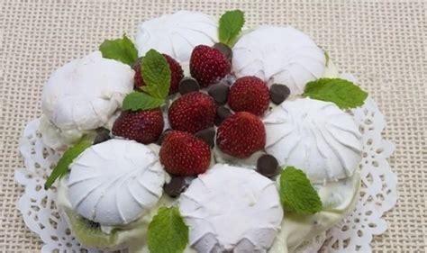Šaldyti desertai be kepimo: zefyrų ir morengų tortas