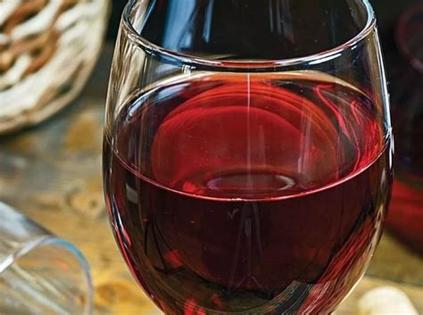 Fermentuojamas vynas su oro užraktu