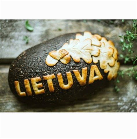 Lietuviškas vyndarys savo vyninėje