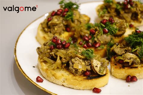 Ant lentelės išdėliotos keptos vištienos kepenėlės su svogūnais ir garnyru