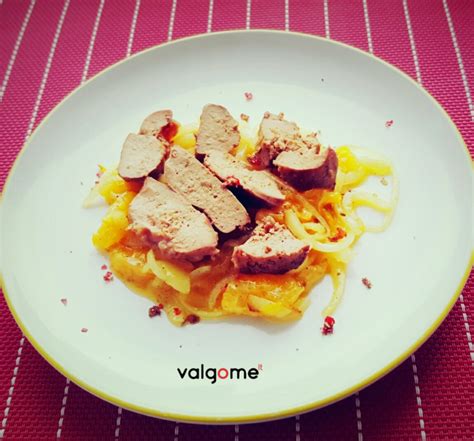 Keptos vištienos kepenėlės su svogūnų ir mandarinų padažu ant lėkštės