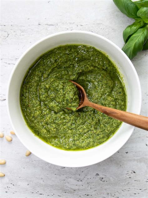 Naminis bazilikų pesto padažas