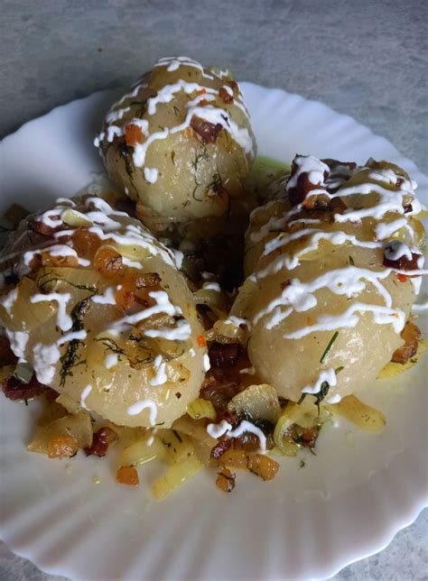 Lietuviški cepelinai su spirgučių padažu