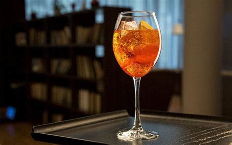 Spanguolių Aperol Spritz kokteilis