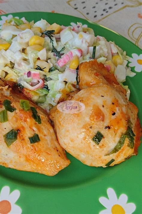 Vištienos filė gabaliukai ant pjaustymo lentos