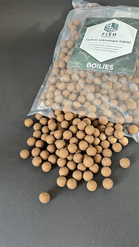 Jaukas karpiams: grūdai, boiliai ir skysčiai sumaišyti kibire