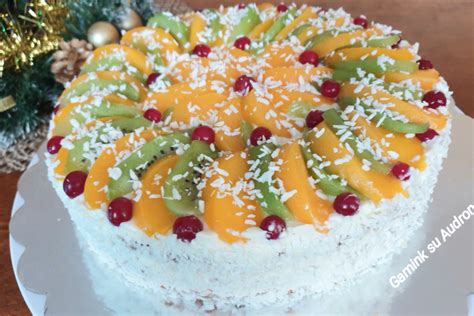 Gaivus persikinis tortas su varškės kremu ir kivių griežinėliais