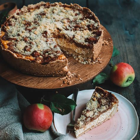 Obuolių ir varškės trupininis pyragas