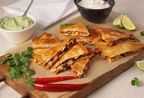 Meksikietiška quesadilla su įdaru ir garnyru