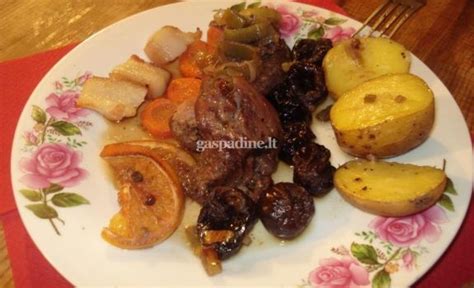 Stirnienos kepsnys lėkštėje su garnyru