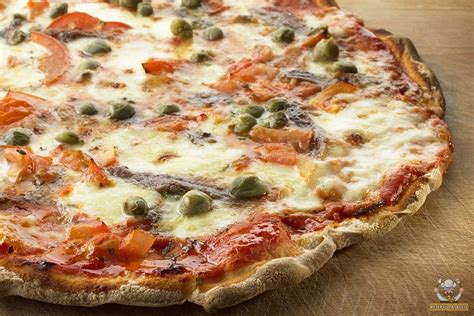 Tradicinė itališka pica su baziliku ir pomidorais