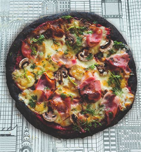 Išraiškinga ir skani pica su įvairiais ingredientais