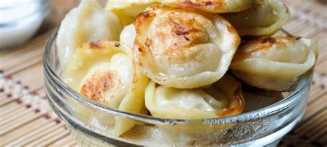 keptuvėje kepantys koldūnai