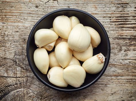 šviežiai nulupti česnako skiltelės