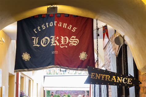 Restoranas Lokys Vilniuje: išorė ir logotipas