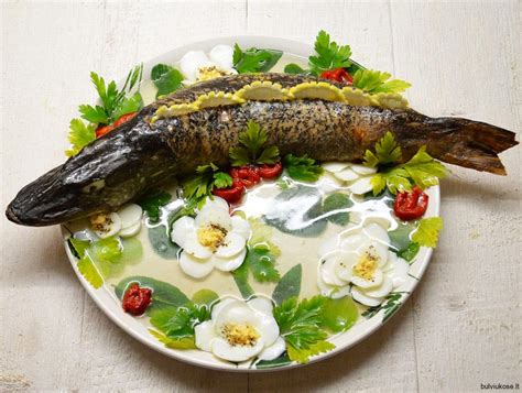 Keptuvėje kepama lydeka su auksinė plutele